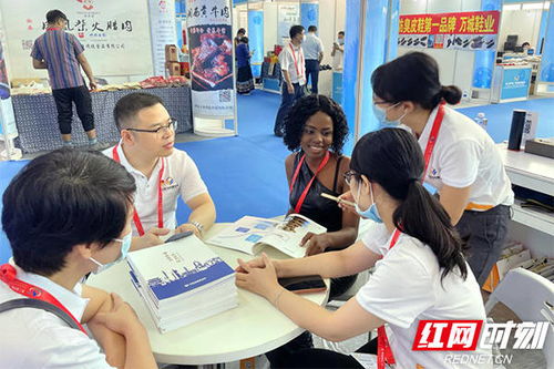 中奕律所亮相第二屆中非經(jīng)貿(mào)博覽會(huì)，標(biāo)準(zhǔn)化法律服務(wù)產(chǎn)品助推中非經(jīng)貿(mào)合作